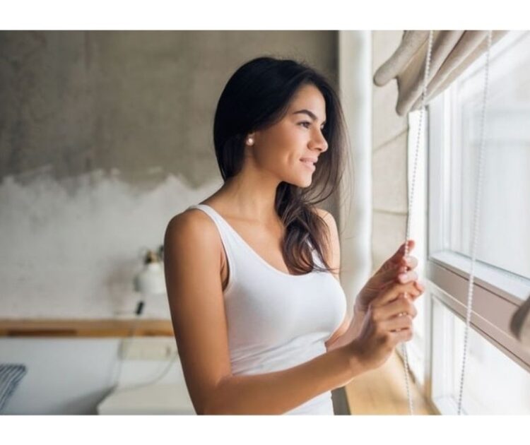 Có Cần Thiết Sử Dụng Kem Chống Nắng Trong Nhà? Sự Thật Mà Bạn Chưa Biết