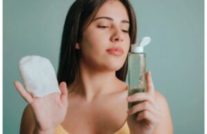Nên Dùng Nước Tẩy Trang Hay Dầu Tẩy Trang Cho Bước Làm Sạch Hàng Ngày? 4 Nên Dùng Nước Tẩy Trang Hay Dầu Tẩy Trang Cho Bước Làm Sạch Hàng Ngày?