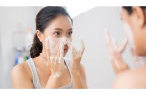 Nên Dùng Nước Tẩy Trang Hay Dầu Tẩy Trang Cho Bước Làm Sạch Hàng Ngày? 2 Nên Dùng Nước Tẩy Trang Hay Dầu Tẩy Trang Cho Bước Làm Sạch Hàng Ngày?