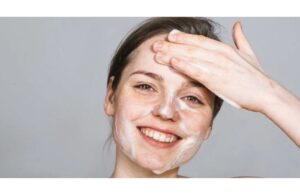 Cấp Ẩm Cho Da Dầu? Thực Sự Có Cần Thiết Không?