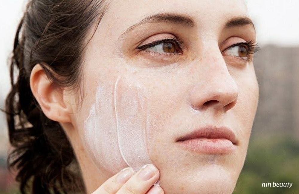 Bôi Kem Chống Nắng Thôi Đã Bị Mốc Nền? Làm Thế Nào Để Khắc Phục