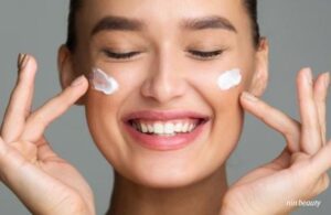 Bạn Đã Nắm Chắc 5 Quy Tắc Bôi Thoa Skincare Tại Nhà? 4 Bạn Đã Nắm Chắc 5 Quy Tắc Bôi Thoa Skincare Tại Nhà?