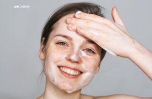 Da Nhiều Dầu Mụn Cần Rửa Mặt Mấy Lần Trong Một Ngày?