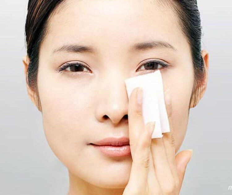 Da Nhiều Dầu Mụn Cần Rửa Mặt Mấy Lần Trong Một Ngày?