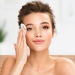 Làm Sạch Da Bằng Dầu Tẩy Trang Hay Nước Tẩy Trang Sạch Hơn? 5 Làm Sạch Da Bằng Dầu Tẩy Trang Hay Nước Tẩy Trang Sạch Hơn?