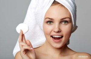 Làm Sạch Da Bằng Dầu Tẩy Trang Hay Nước Tẩy Trang Sạch Hơn?