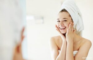 Làm Sạch Da Bằng Dầu Tẩy Trang Hay Nước Tẩy Trang Sạch Hơn?